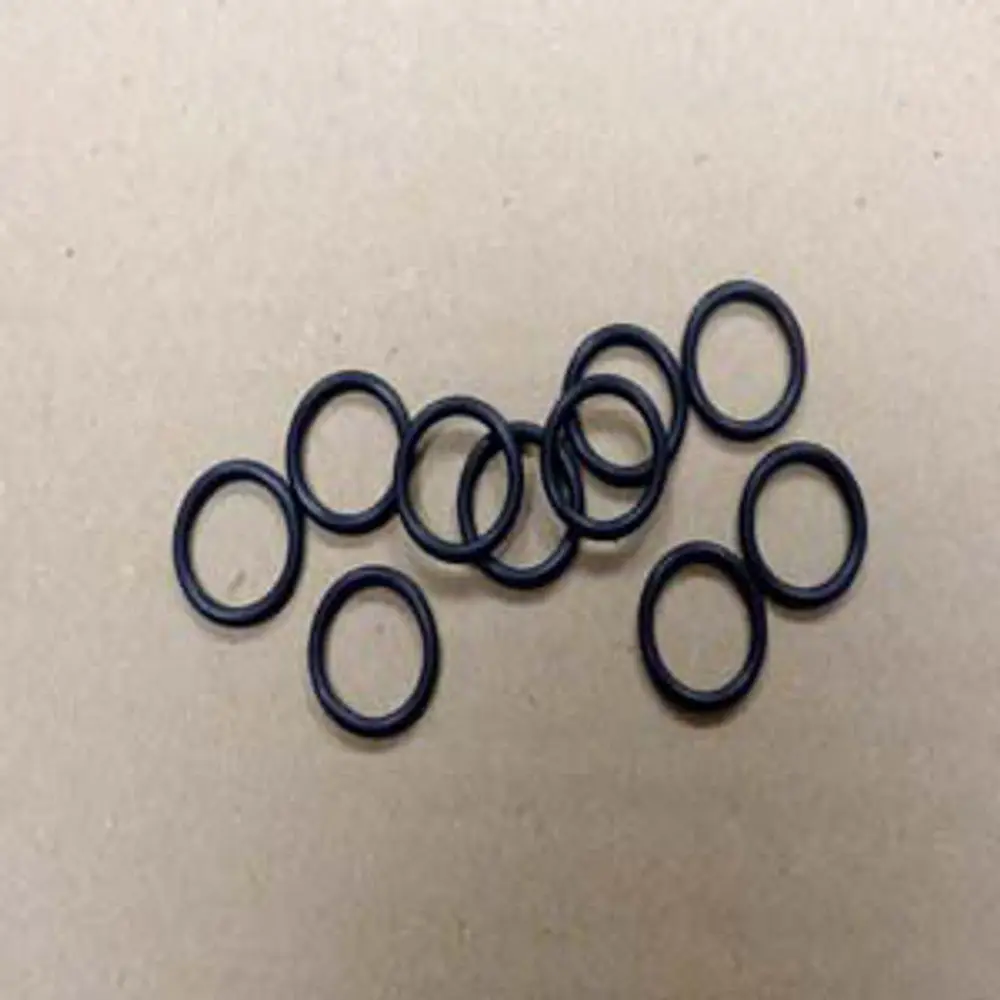 Schwarze O-Ringe in unterschiedlichen Anordnungen auf einer neutralen Oberfläche, geeignet für verschiedene Anwendungen, möglicherweise von der Marke Remeha.